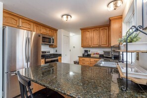 ثلاجة، ميكروويف، فرن، موقد طهي مسطح