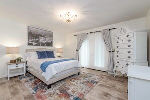 4 bedrooms, desk, iron/ironing board, travel crib