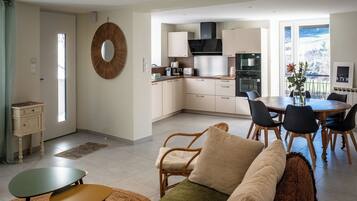 Een televisie en boeken