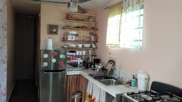Refrigerador, horno, parrilla de estufa y tetera eléctrica
