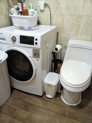 Dusche, Haartrockner, Handtücher, Seife