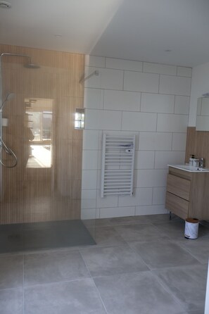 Dusche, Handtücher, Toilettenpapier