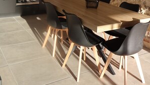 A modern kitchen with a dining area. - l'épi dort (Saint Maclou la Briere)