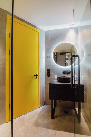 Kamar Double Comfort, pemandangan kota | Kamar mandi | Shower, pengering rambut, sandal, dan handuk