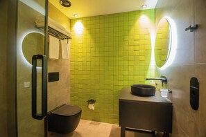 Dobbeltrom – deluxe, balkong | Bad | Dusj, hårføner, tøfler og håndklær