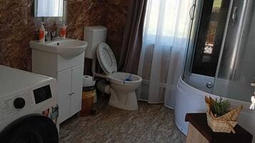 Shower, jetted bath, hair dryer, towels