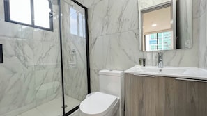 Dusche, Haartrockner, Handtücher, Seife