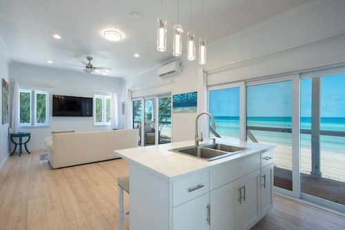 Brand new lovely beachfront 2-bedroom house with WiFi, AC in Governor's Harbour