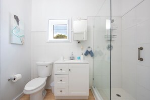 Ducha, secador de pelo, toallas, jabón