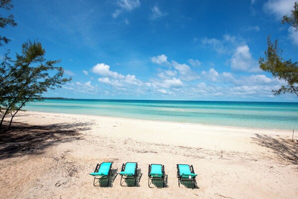 Chaises longues, serviettes de plage