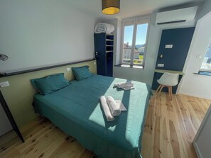 6 bedrooms, WiFi, bed sheets