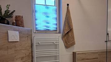 Dusche, Haartrockner, Handtücher, Seife