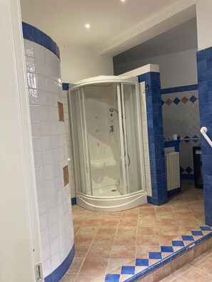 Dusche, Whirlpool, Haartrockner, Bidet