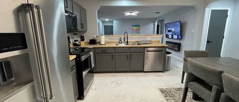 Microondas, horno, placa de cocina y lavavajillas