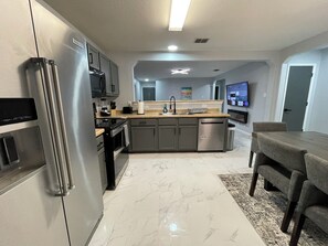 Microondas, horno, placa de cocina y lavavajillas