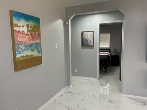 3 habitaciones, tabla de planchar con plancha, wifi y ropa de cama 