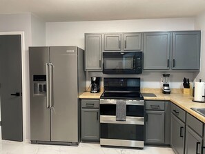 Microondas, horno, placa de cocina, lavavajillas