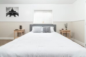 2 bedrooms, desk, WiFi, bed sheets