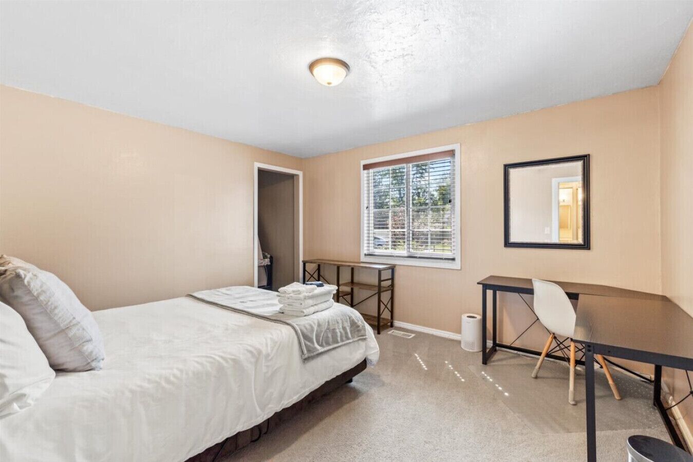 2 habitaciones, escritorio y tabla de planchar con plancha 