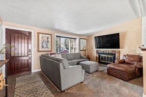 Smart TV, fireplace, books, stereo
