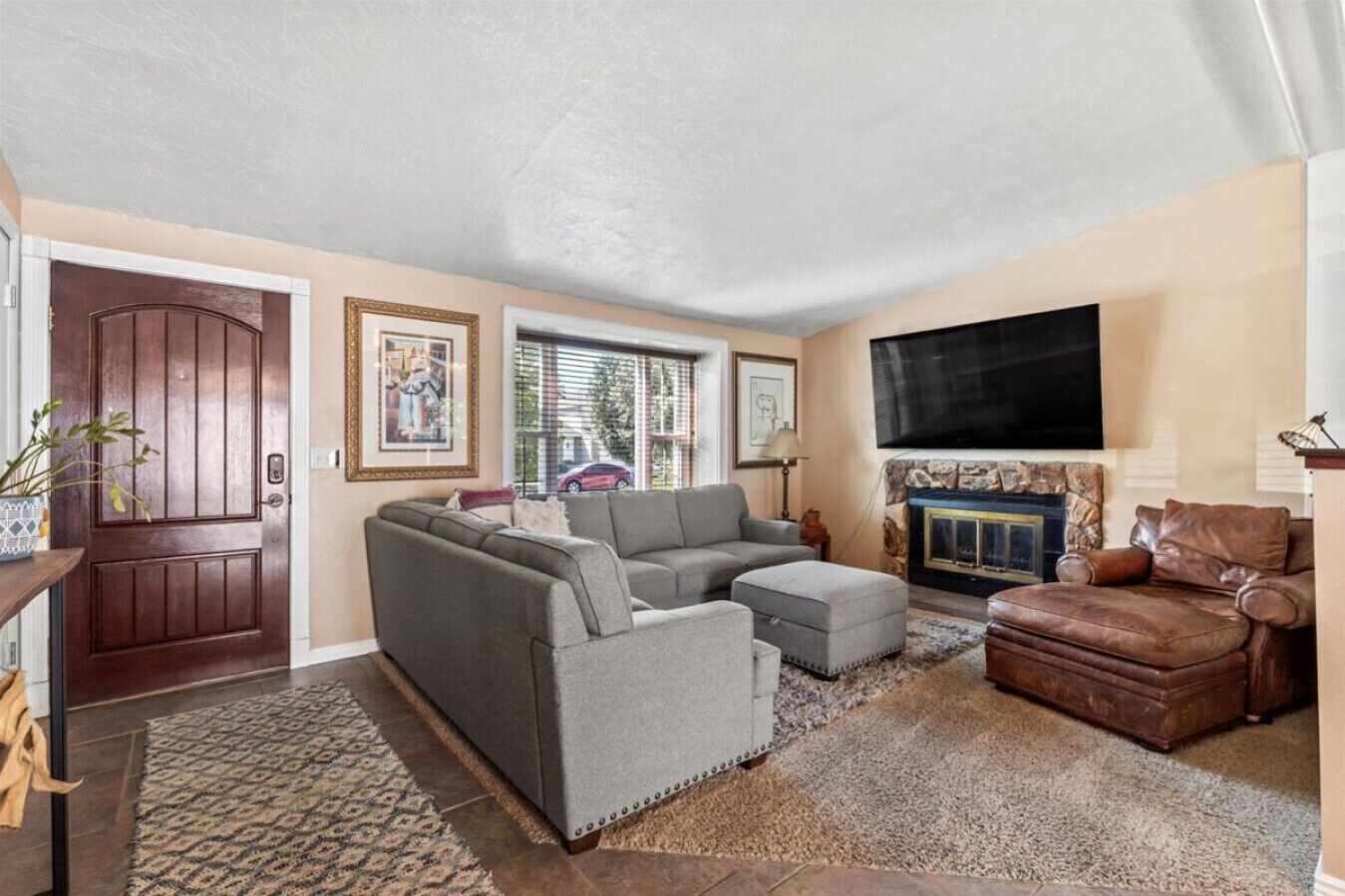 Smart TV, chimenea, libros y estéreo 