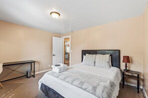 2 chambres, bureau, fer et planche à repasser, lit parapluie