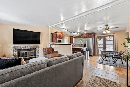 Smart TV, fireplace, books, stereo. Charming Mountain Retreat with Enclosed Backyard and Artistic Flair