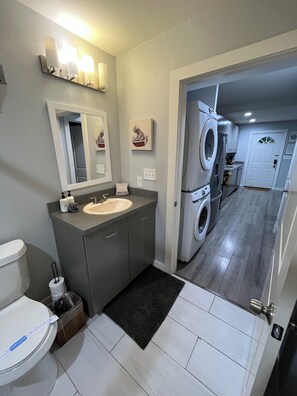 Haartrockner, Handtücher, Seife, Toilettenpapier