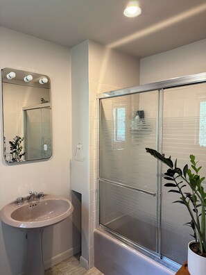 Toallas, jabón y papel higiénico