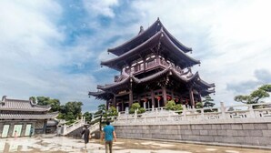 Un edifici xinès tradicional amb diversos nivells i estructures de teulades ornamentades.