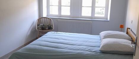 Iron/ironing board, WiFi, bed sheets