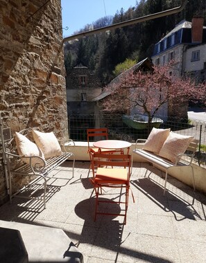 Outdoor dining - La Minoterie du Lot (Estaing)
