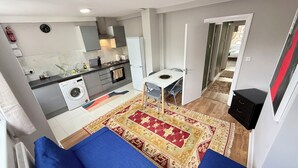 A modern apartment with a kitchen, dining area, and living room. - The Walthamstow Lodge (London)