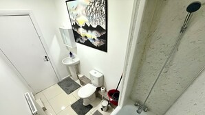 A bathroom with a bathtub, toilet, sink, and a shower. - The Walthamstow Lodge (London)
