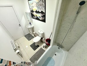 Hair dryer, towels, soap, toilet paper - The Walthamstow Lodge (London)