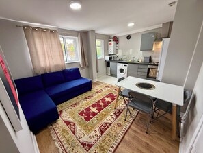 Living area - The Walthamstow Lodge (London)