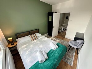 2 habitaciones, tabla de planchar con plancha, wifi y ropa de cama 
