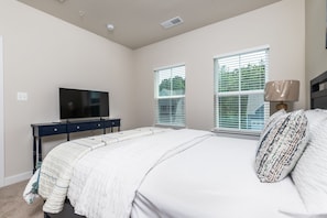 3 bedrooms, desk, WiFi, bed sheets