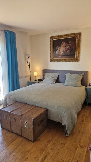 5 bedrooms, iron/ironing board, WiFi, bed sheets