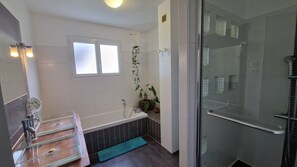 Hair dryer, towels, soap, toilet paper - Superb Villa with pool - Exceptional view, 30min from the sea (Vailhauquès)