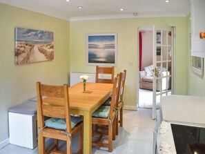 Dining - Idyllic views, yet close to amenities and places of interest to explore. (Flordon)