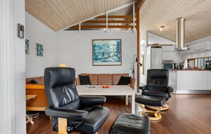 TV, fireplace, stereo