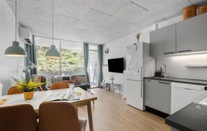 Kjøleskap, ovn, kokeplater og oppvaskmaskin