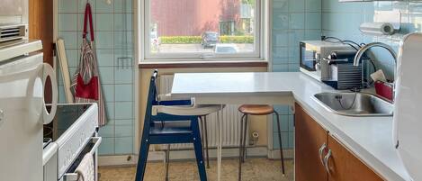 Een koelkast, een kookplaat, een vaatwasser