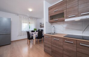 Fridge, oven, dishwasher, coffee/tea maker