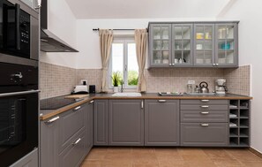 Fridge, oven, dishwasher, coffee/tea maker