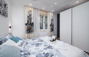 3 bedrooms, iron/ironing board, travel crib, free WiFi