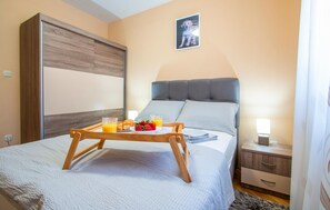 3 bedrooms, iron/ironing board, travel crib, free WiFi