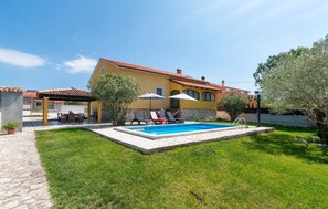 Pool - Awesome home in Svetvincenat (Svetvincenat)