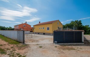 Property grounds - Awesome home in Svetvincenat (Svetvincenat)